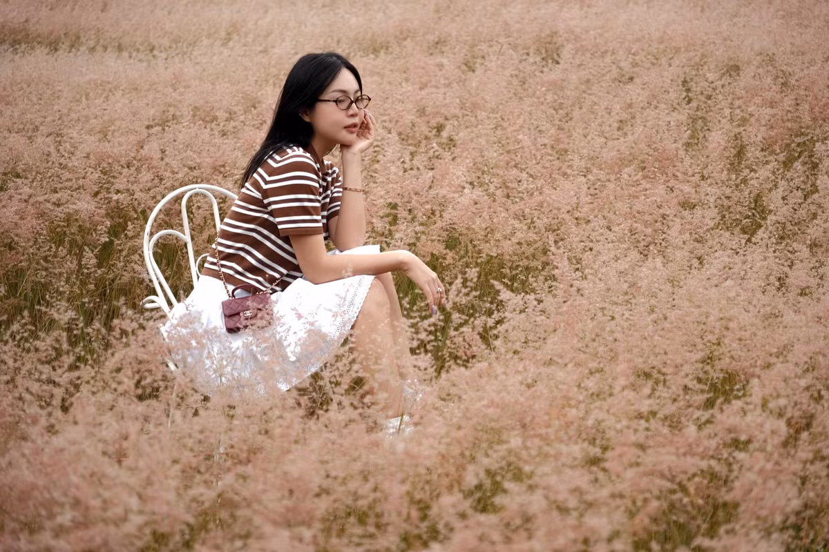 Đồi Cỏ Hồng Đà Lạt nổi bật với vẻ đẹp hiếm có, tựa như một bức tranh thiên nhiên đầy mộng mơ và lãng mạn. Ảnh Phương Lan Ngô