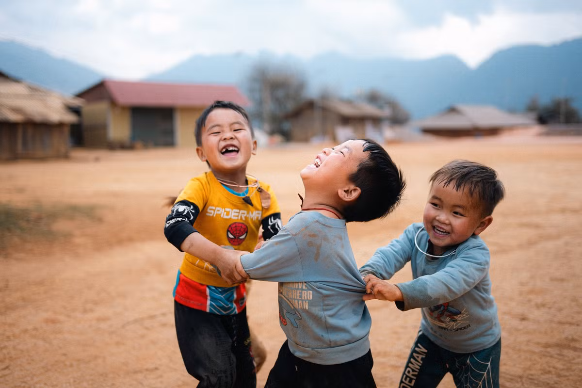 Không chỉ mang vẻ đẹp như những bông tuyết nở, hoa sơn tra đã nuôi sống biết bao thế hệ, bao gia đình trên bản làng Nậm Nghẹp, là tuổi thơ xinh đẹp của những đứa trẻ người Mông... Ảnh Hoàng Minh Đức