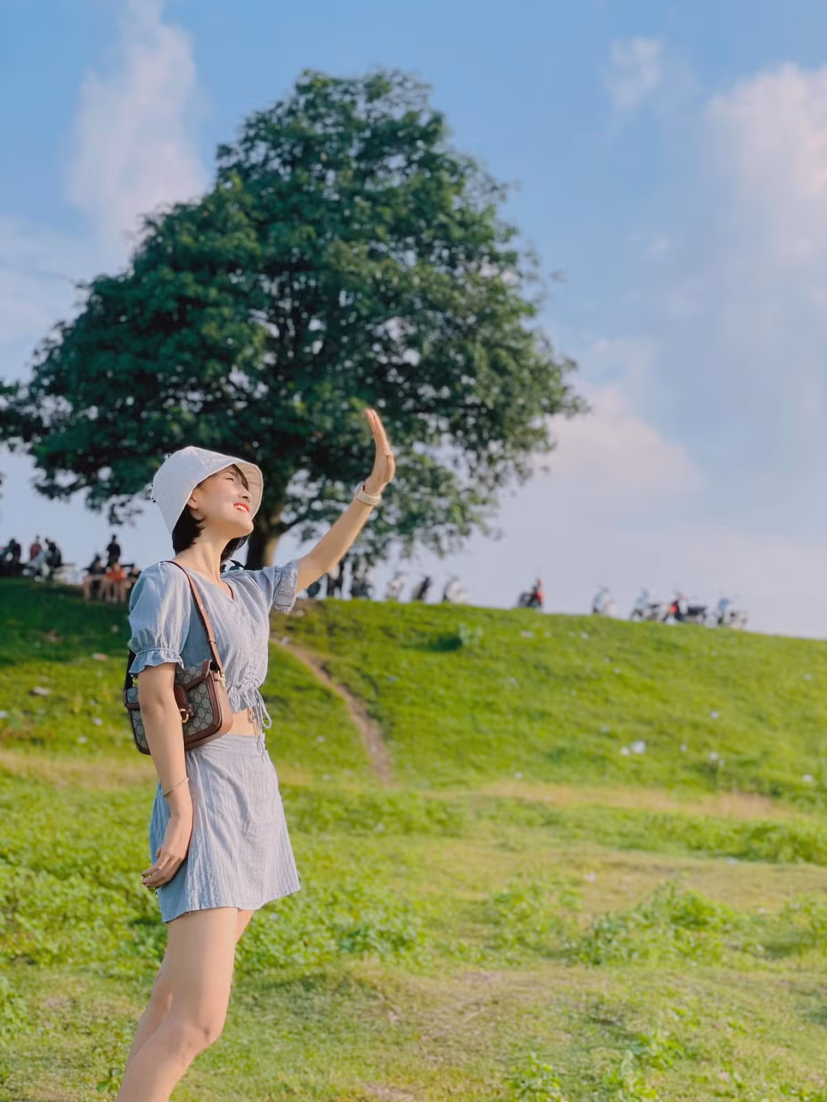 Ngoài ra, trên đường tới cây cô đơn - địa điểm du lịch tại Bắc Ninh được nhiều bạn trẻ yêu thích, du khách cũng có thể dừng lại bên đường để check-in cùng những hàng cây xanh mướt, bãi đá dọc triền đê,... Ảnh Intermet