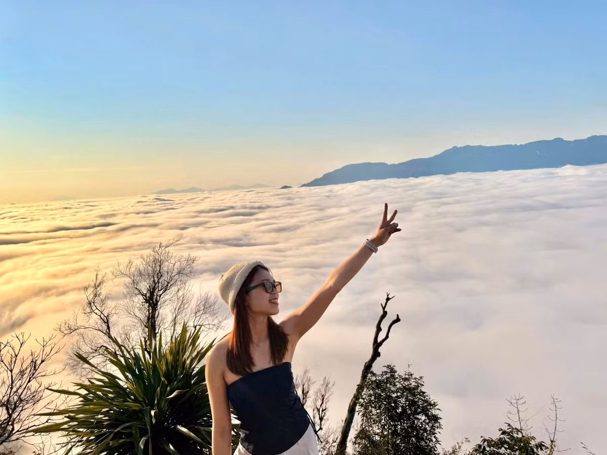 Hòa mình vào biển mây bồng bềnh, tận hưởng cảm giác "lạc lối" giữa chốn bồng lai tiên cảnh. Ảnh Phan Thị Tố Uyên