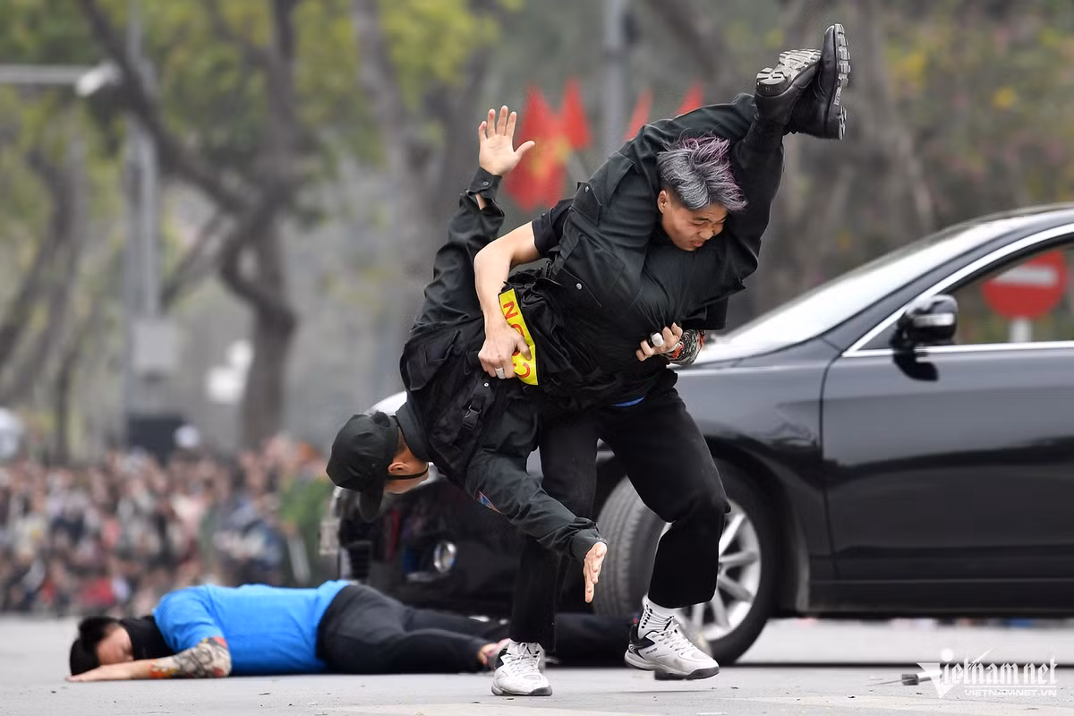 Trong quá trình giao chiến có nhiều tình huống chiến sĩ cảnh sát bất ngờ gặp nguy hiểm nhưng nhờ thông minh, gan dạ, người lính đã phản đòn khiến đối phương ngã gục.