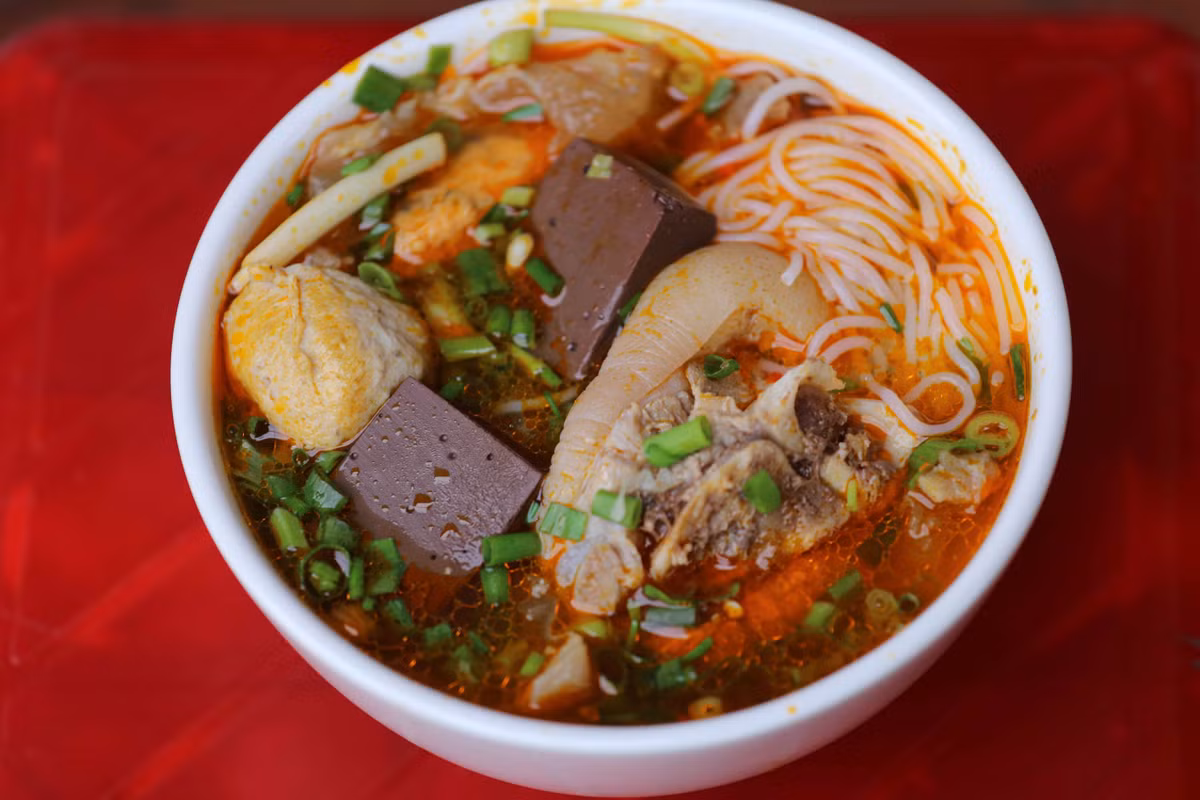 Thưởng thức ẩm thực Huế thì chắc chắn bún bò là món ăn du khách không thể bỏ qua. Chỉ khi đến Huế du khách mới có thể thưởng thức được hương vị đặc trưng đúng chuẩn vị mà không nơi nào có được. Bát bún bò Huế truyền thống chuẩn vị là phải mặn nồng, đậm đà, sợi bún trắng to dẻo dai, thịt bò được hầm nhừ thơm, vị béo ngậy vừa phải không gây ngán. Ảnh Internet