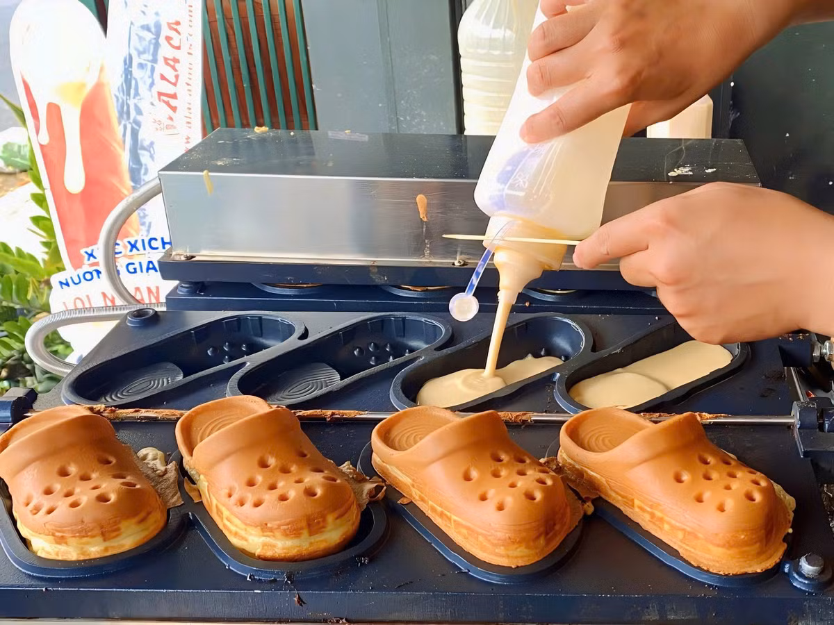 Khuôn bánh bằng kim loại, cấu tạo gần giống khuôn bánh đồng xu hay bánh cá trước đây, chỉ khác hình dáng, một mẻ làm được 8 chiếc bánh.