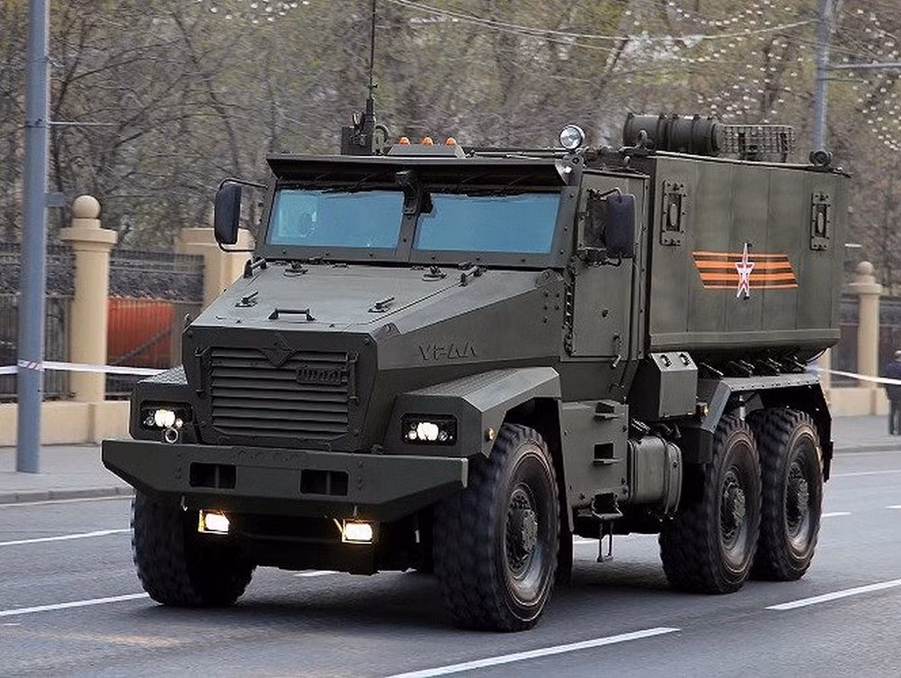 Trong khi đó xe bọc thép chống mìn Ural-63095 Typhoon-U 6 x6 được giới thiệu vào năm 2011 nhưng chính thức phục vụ trong quân đội Nga mới từ năm 2014.