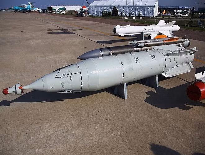KAB-1500L-F chuyên phá các mục tiêu trên mặt đất như cầu, cơ sở quân sự và công nghiệp, tàu bè…