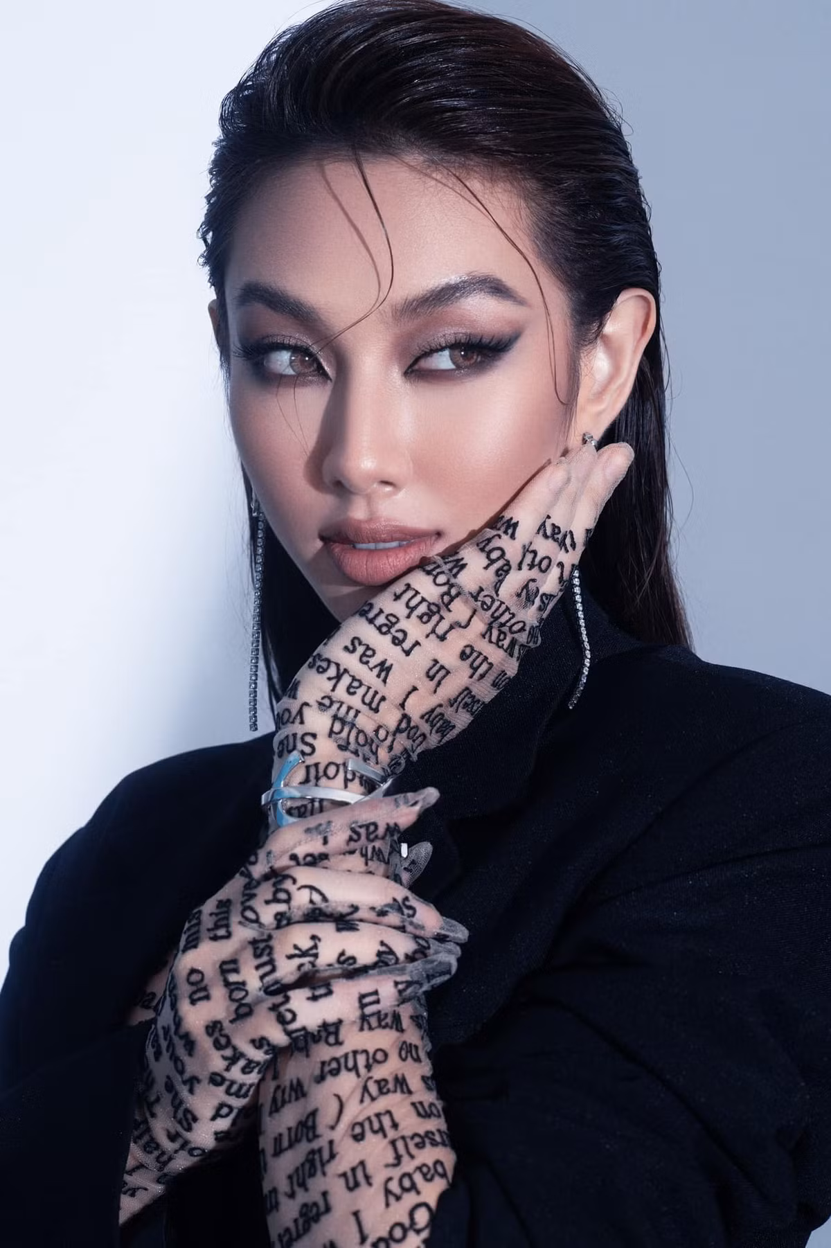 Diện bộ vest đen khác, cô chọn cho mình chiếc “tattoo shirt” làm áo trong.