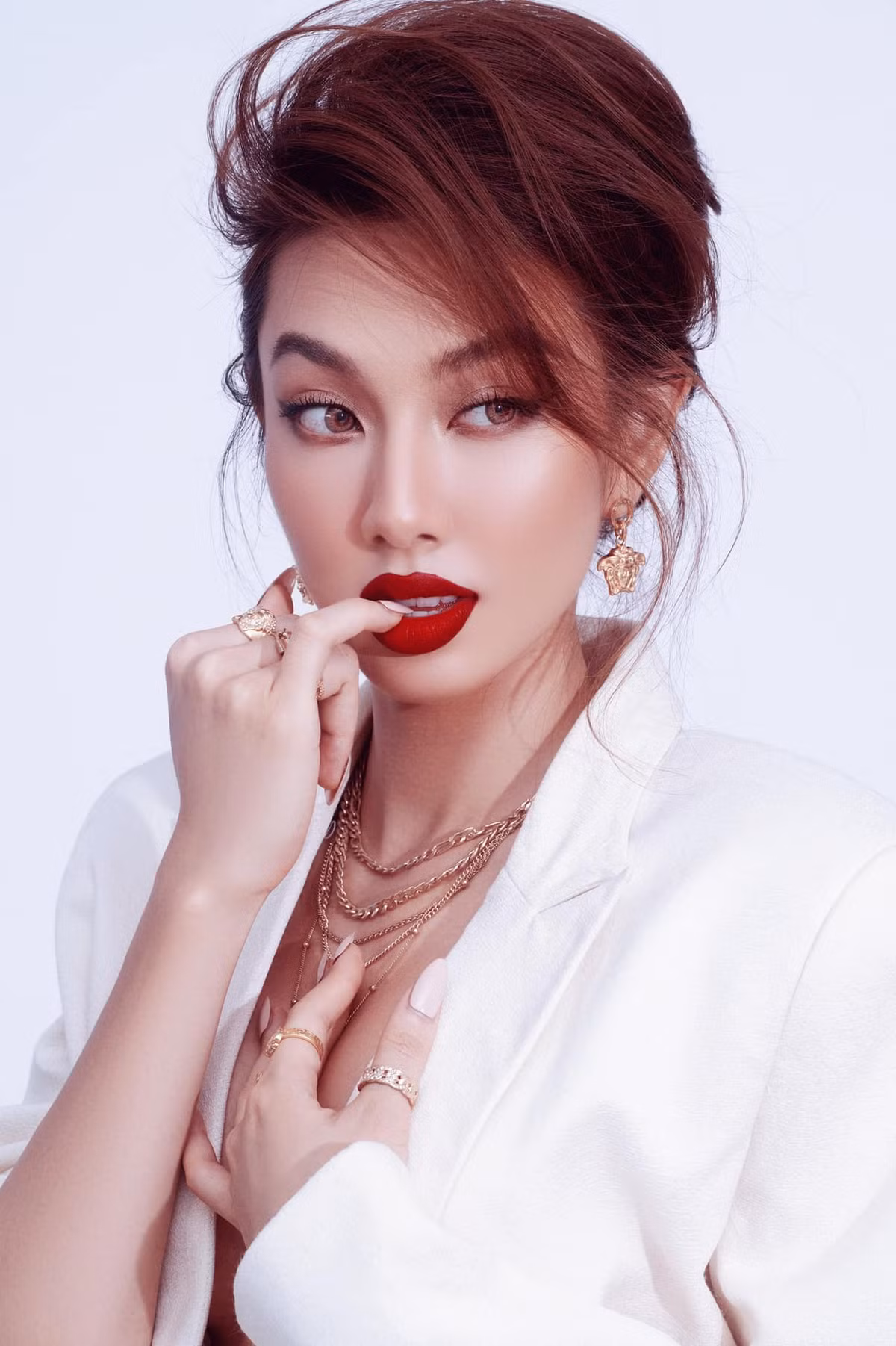 Phong trào “no bra” được Thuỳ Tiên kết hợp khéo léo với bộ vest trắng thanh lịch.