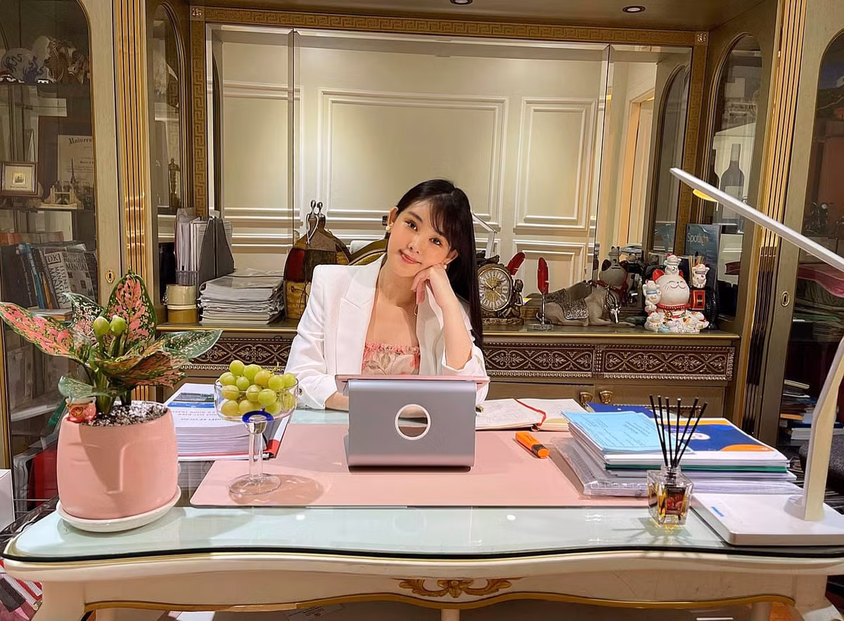 Chưa dừng lại ở đó, người đẹp nhanh chóng được bổ nhiệm chức vụ Giám đốc chương trình Quản trị sự kiện - Kinh tế thể thao của trường Hoa Sen.