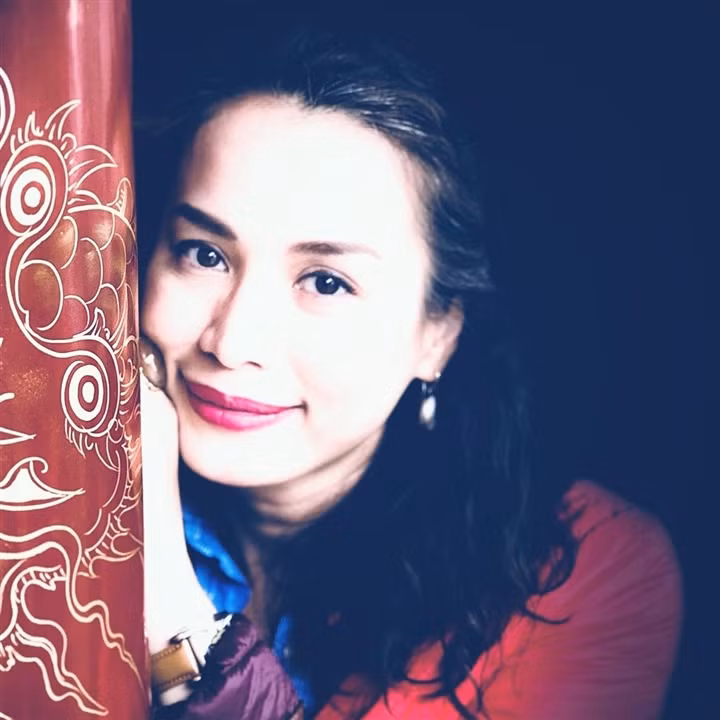 Do sở hữu vẻ đẹp "lệch chuẩn hoa hậu" nên sau khi đăng quang, Ngọc Khánh vướng phải nhiều chỉ trích. Tuy vậy, cô vẫn bình tĩnh vượt qua và chinh phục công chúng không chỉ bởi sắc vóc mà còn nhờ tài năng, sự sắc sảo và trí tuệ.
