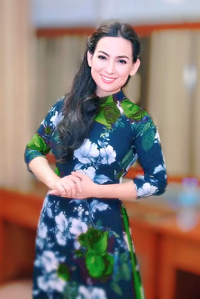 Do tình hình COVID-19, Phi Nhung và con gái không gặp nhau trong suốt gần 2 năm. Nữ ca sĩ dự định trở lại Mỹ vào tháng 7 vừa qua nhưng cuối cùng cô quyết định ở lại TPHCM cùng mọi người chống dịch.