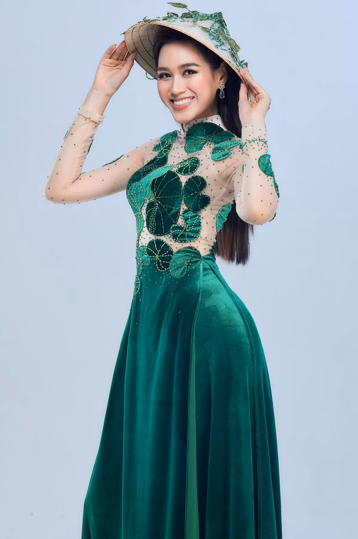 "... Đây cũng là ý tưởng mà anh đạo diễn Hoàng Nhật Nam đã gợi ý cho Hà trong việc chuẩn bị trang phục trước đó. Để Hà có cơ hội được giải nghĩa về câu nói mà bao lâu nay mọi người vẫn lầm tưởng. Qua đó, Hà muốn khẳng định một điều rằng, việc “ăn rau má phá đường tàu” chính là sự hy sinh thầm lặng của những người con Thanh Hoá trong công cuộc bảo vệ đất nước", nàng hậu xứ Thanh bày tỏ.