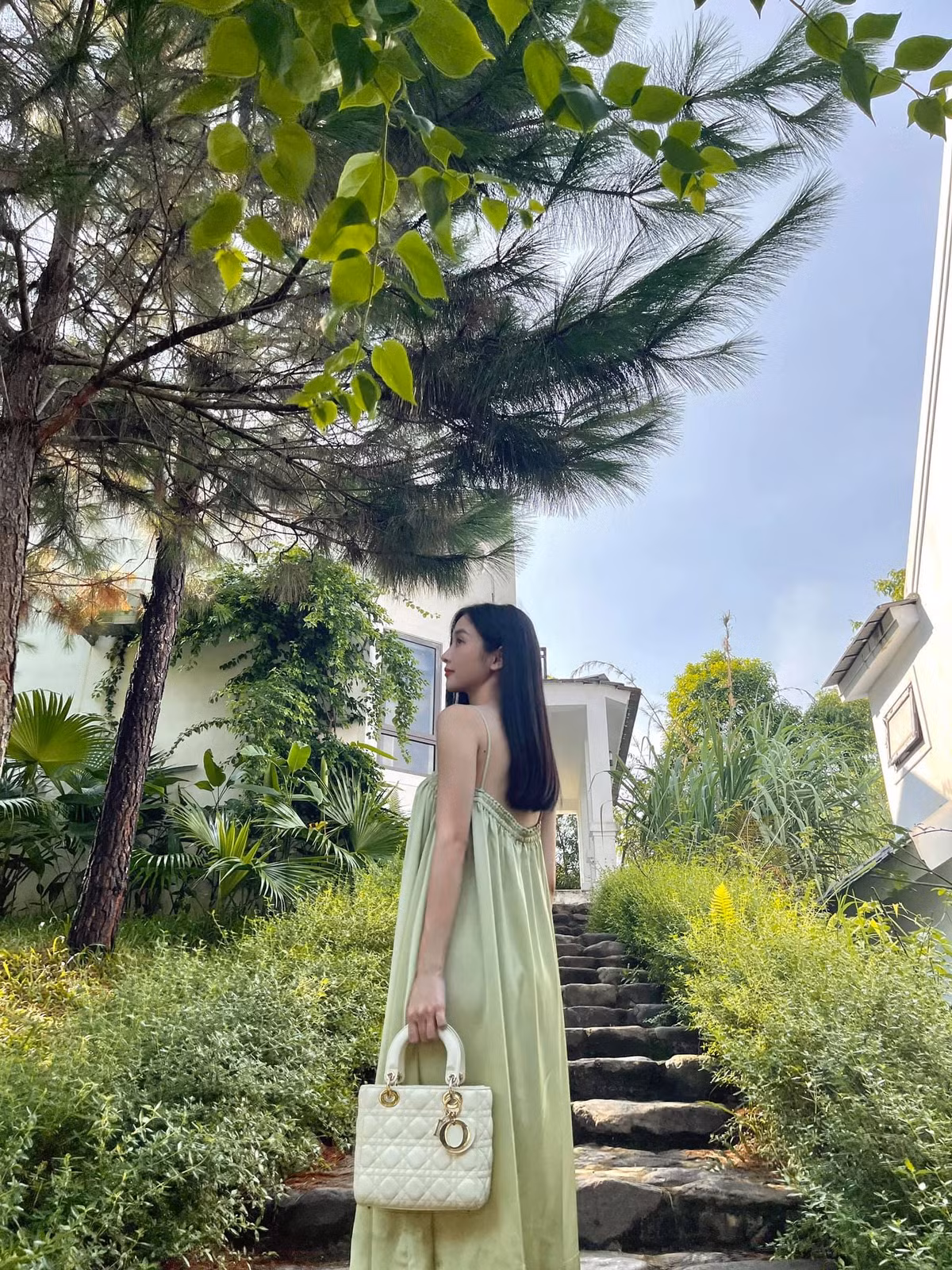 Mỹ nhân sinh năm 1995 từng gây ấn tượng khi xuất hiện trong sản phẩm âm nhạc "Sau tất cả" của ca sĩ Erik. Sau đó, cô tham gia các bộ phim: "Vẽ đường cho yêu chạy" (2015), "Cho em gần anh thêm chút nữa" (2016)...