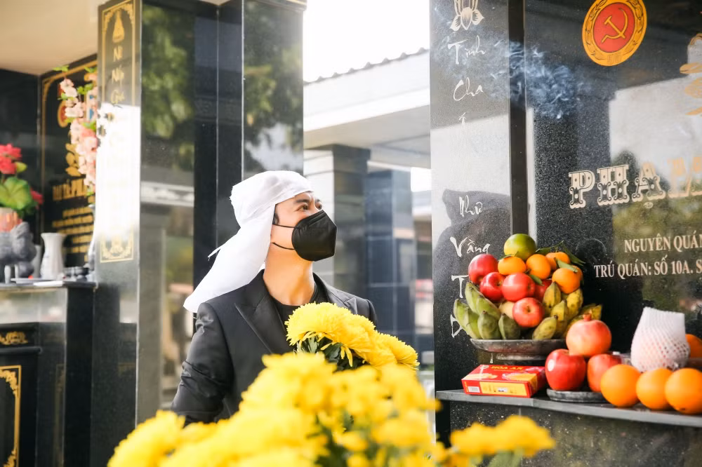 Đây là lần đầu tiên Ngọc Sơn “gặp lại” mẹ sau thời gian giãn cách, để nói lời từ biệt với người mẹ mà anh luôn hết mực yêu thương, kính trọng.