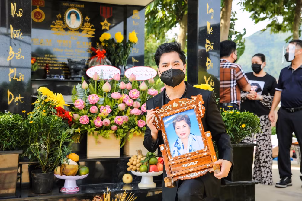 Lễ hạ huyệt của bà Kim Loan được diễn ra lặng lẽ trong phạm vi gia đình.