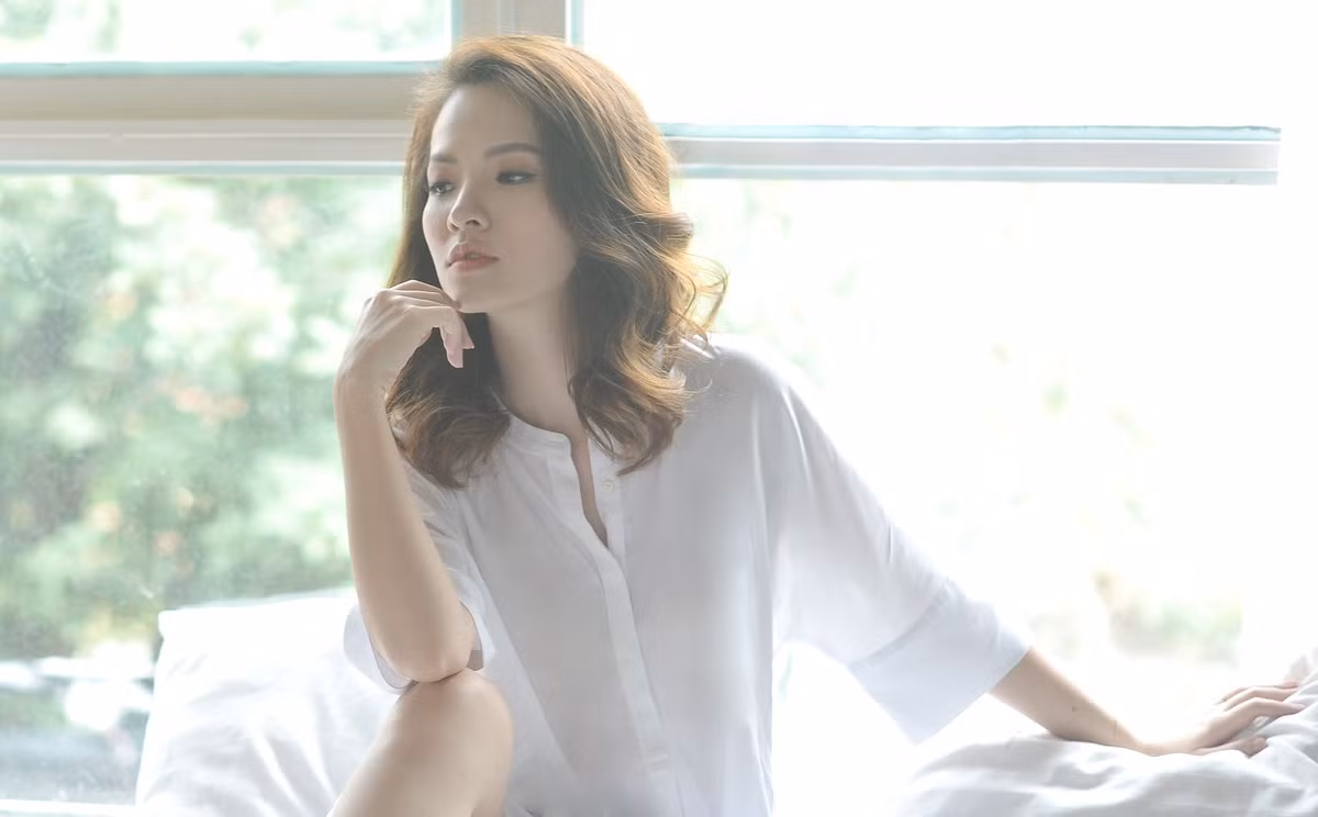 "Mình chỉ là người ngoài cuộc nhưng khi tình cờ xem những hình ảnh đánh ghen, trong mình chẳng có suy nghĩ nào ngoài nỗi xót xa: Thương quá! Vì dẫu có hả được chút cơn giận thì hành vi người đàn ông từng là của mình che chở cho người phụ nữ khác, còn đau hơn nhiều so với sự đau đớn vật lý của những cái túm tóc, bạt tai", nữ diễn viên bàn chuyện đánh ghen.