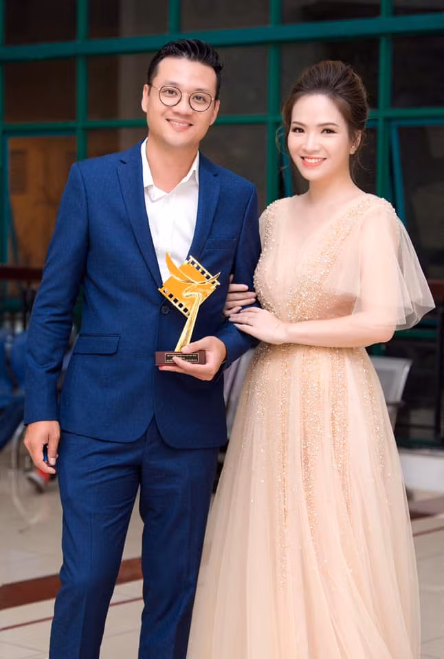 Đan Lê là diễn viên, MC nổi tiếng. Cô có cuộc hôn nhân hạnh phúc với đạo diễn Khải Anh.