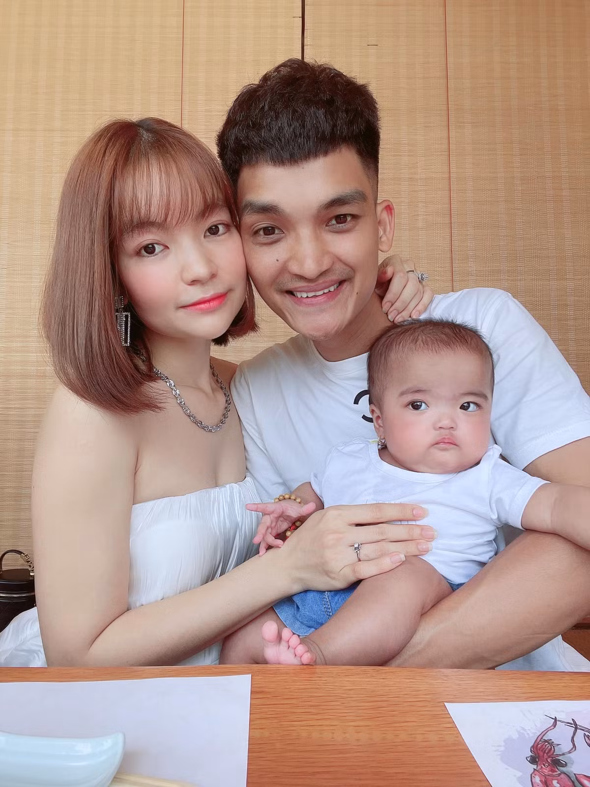 Vợ Mạc Văn Khoa quê gốc Đà Nẵng. Cô từng tốt nghiệp ngành biểu diễn thời trang nhưng không lấn sân showbiz mà chọn kinh doanh online, làm hậu phương vững chắc cho chồng. Xem video "Mạc Văn Khoa: Biến mặt xấu, nói ngọng thành tiền". Nguồn VTC Now