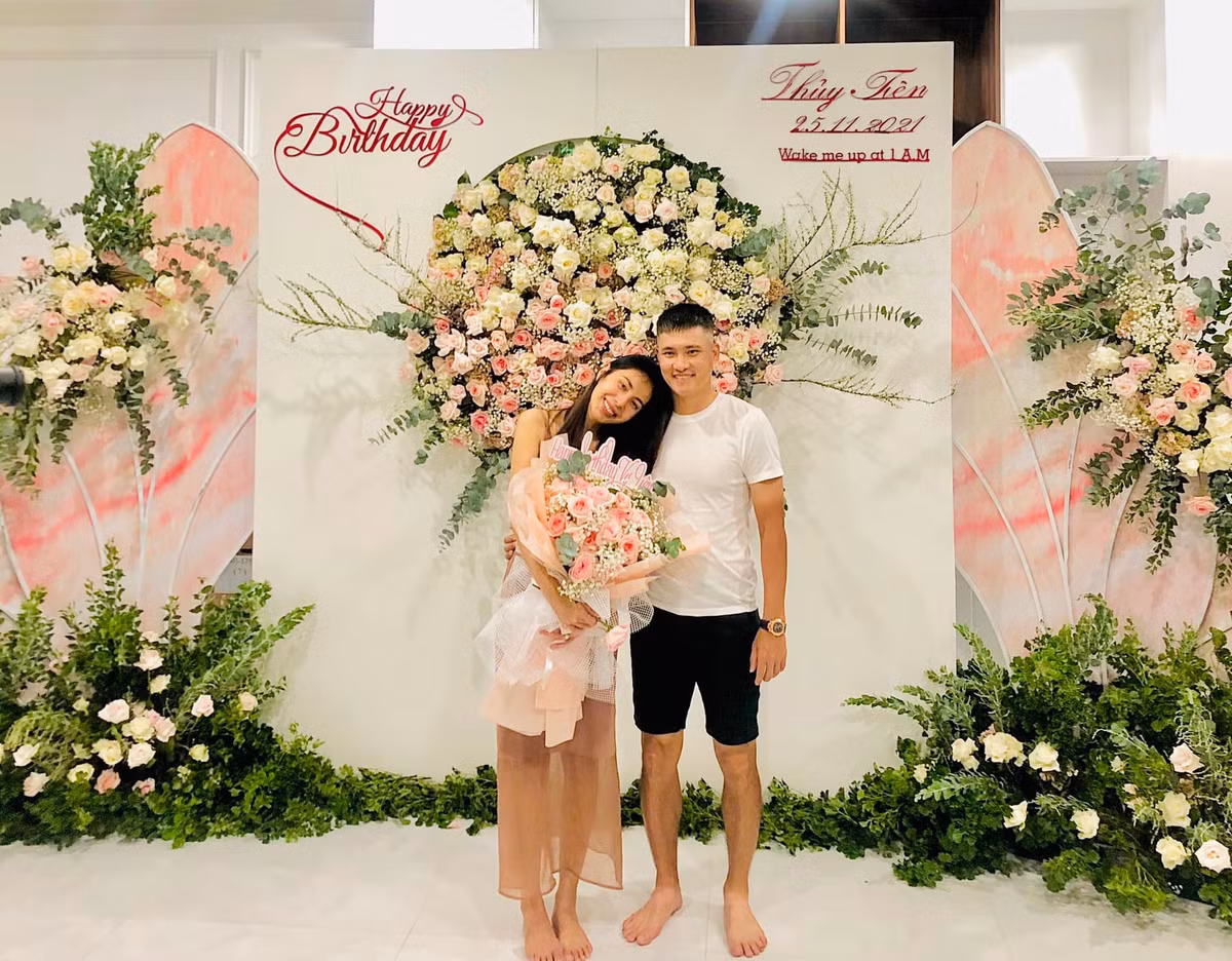 Trên trang cá nhân, Công Vinh vừa chia sẻ hình ảnh chúc mừng sinh nhật Thủy Tiên. Trong ảnh, nữ ca sĩ hạnh phúc tựa đầu vào ông xã giữa khung cảnh trang hoàng như đám cưới. (Ảnh: Công Vinh)