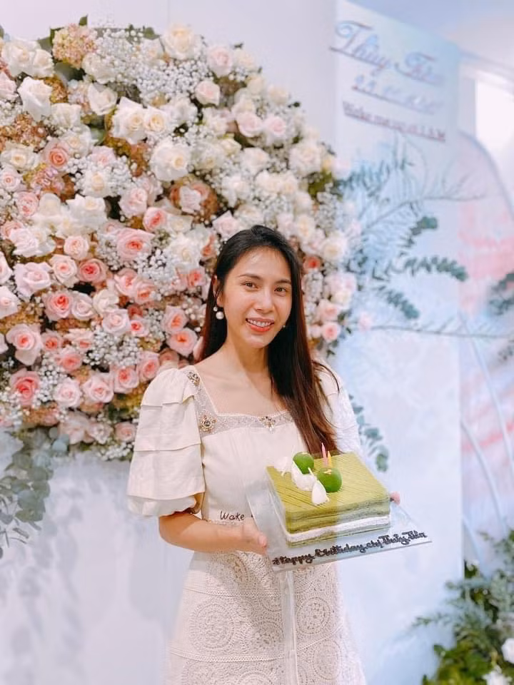 Nữ ca sĩ tươi rói trong ngày bước sang tuổi mới. (Ảnh Công lý và Xã hội)