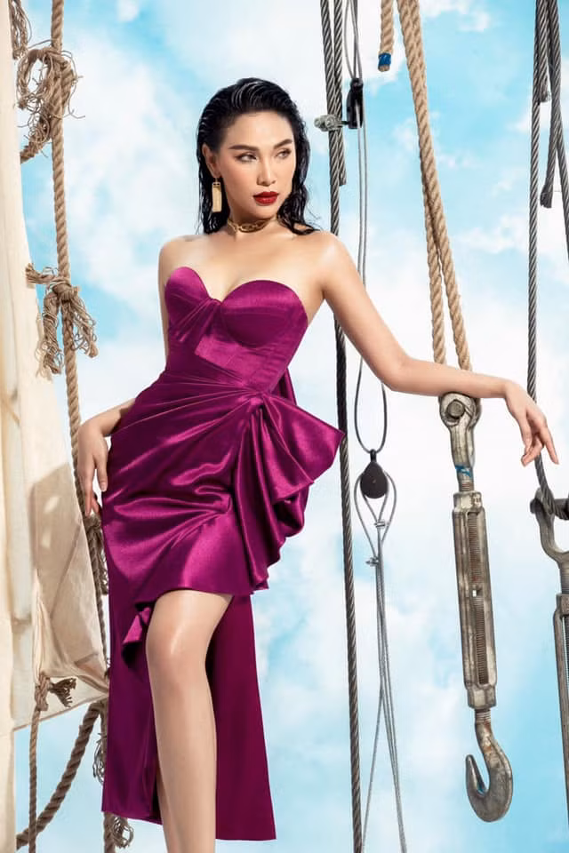Nữ diễn viên sinh năm 1989 từng tập nhiều bộ môn như ballet, yoga, sexy dance, đánh golf, gym để vóc dáng thêm săn chắc, khỏe khoắn. Quỳnh Thư cũng không kiêng khem hà khắc mà chú trọng vào việc cung cấp đủ năng lượng cho cơ thể. 