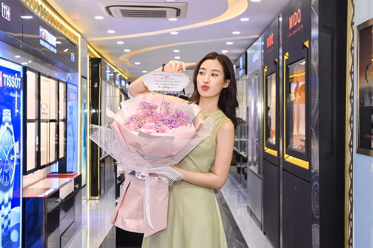 Do My Linh khoe phong ngap hoa trong ngay sinh nhat tuoi 25