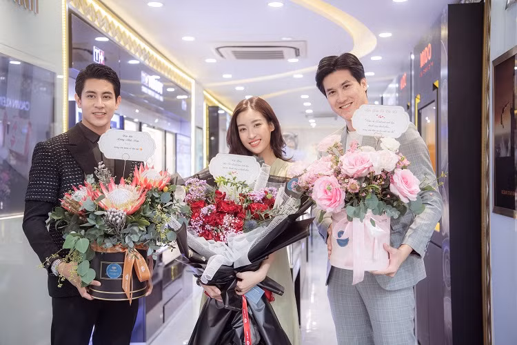 Hoa hậu Đỗ Mỹ Linh được trai đẹp đến tặng hoa.