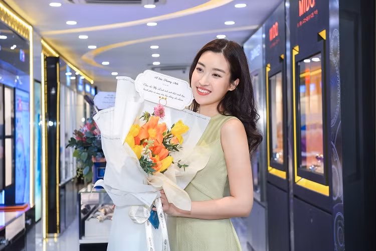 Trên trang cá nhân, Đỗ Mỹ Linh chia sẻ: “Tuổi 25 chênh vênh - mình đã bắt đầu sợ mỗi khi sinh nhật đến… Tại thấy thêm tuổi, già đi mà vẫn chưa làm được gì nhiều. Nhưng may mắn bên cạnh mình lúc nào cũng có những người luôn yêu thương, luôn nhớ tới mình và muốn làm mình vui nè. Tuổi mới không ước muốn gì nhiều chỉ mong những người tuyệt vời này sẽ mãi ở bên cạnh mình. Mong sức khỏe cho mọi người và dịch bệnh sớm qua đi để cuộc sống được trở lại bình thường ạ!”.