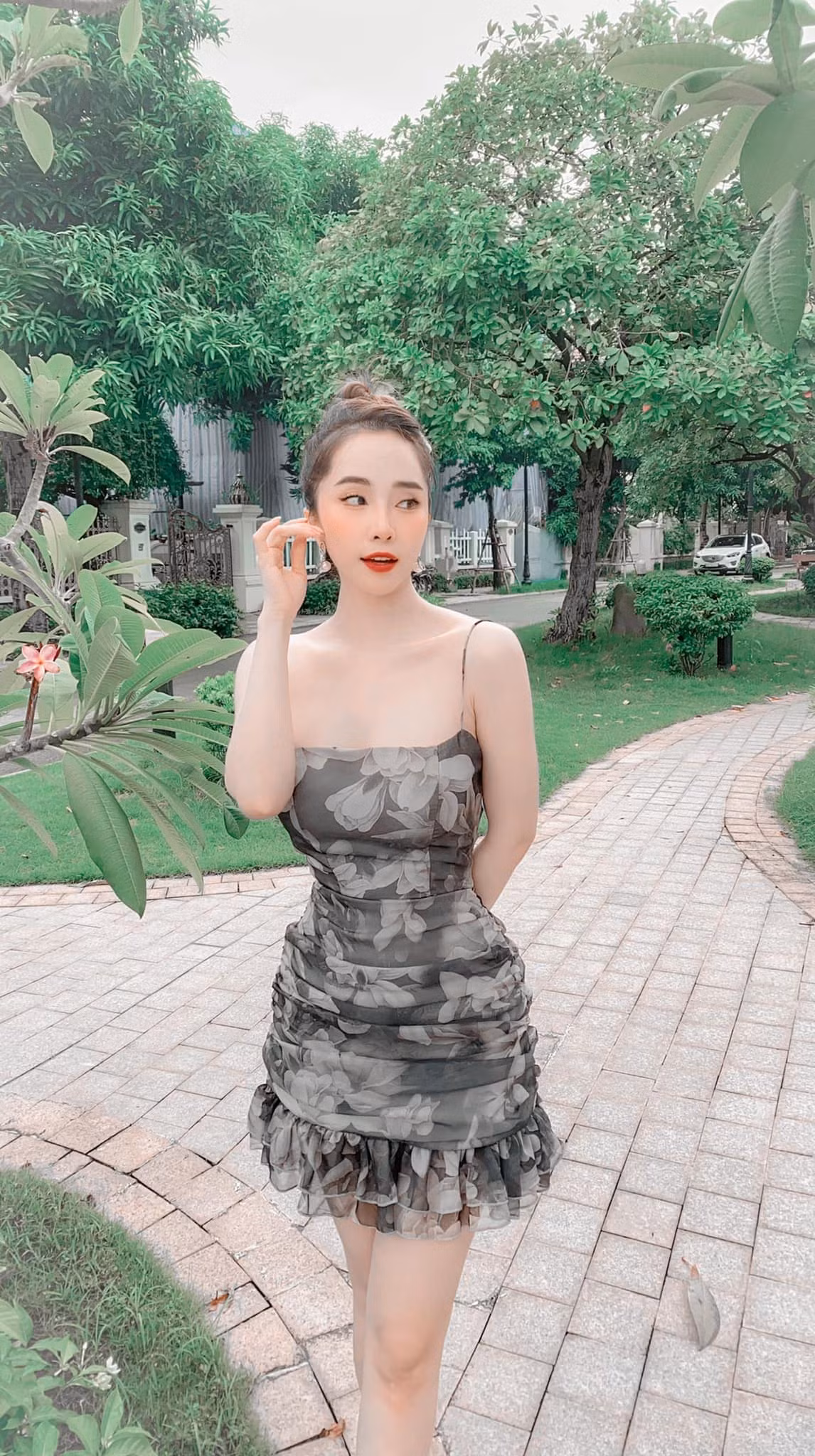  Quỳnh Nga chăm thả thính trên trang cá nhân. Mới nhất, khoe ảnh xinh tươi, cô nàng chia sẻ: "Tuổi tác với chị không quan trọng, vấn đề là em đã có bằng lái chưa?".