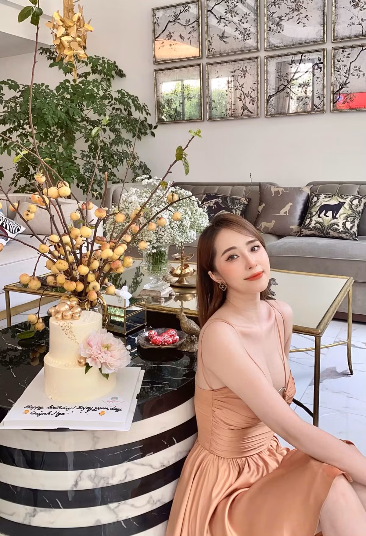 Quỳnh Nga và Việt Anh đều từng tan vỡ hôn nhân. Năm 2019, Quỳnh Nga xác nhận đã ly hôn nam người mẫu Doãn Tuấn. Cả hai kết hôn vào năm 2014. Sau 5 năm chung sống, cặp đôi quyết định đường ai nấy đi.