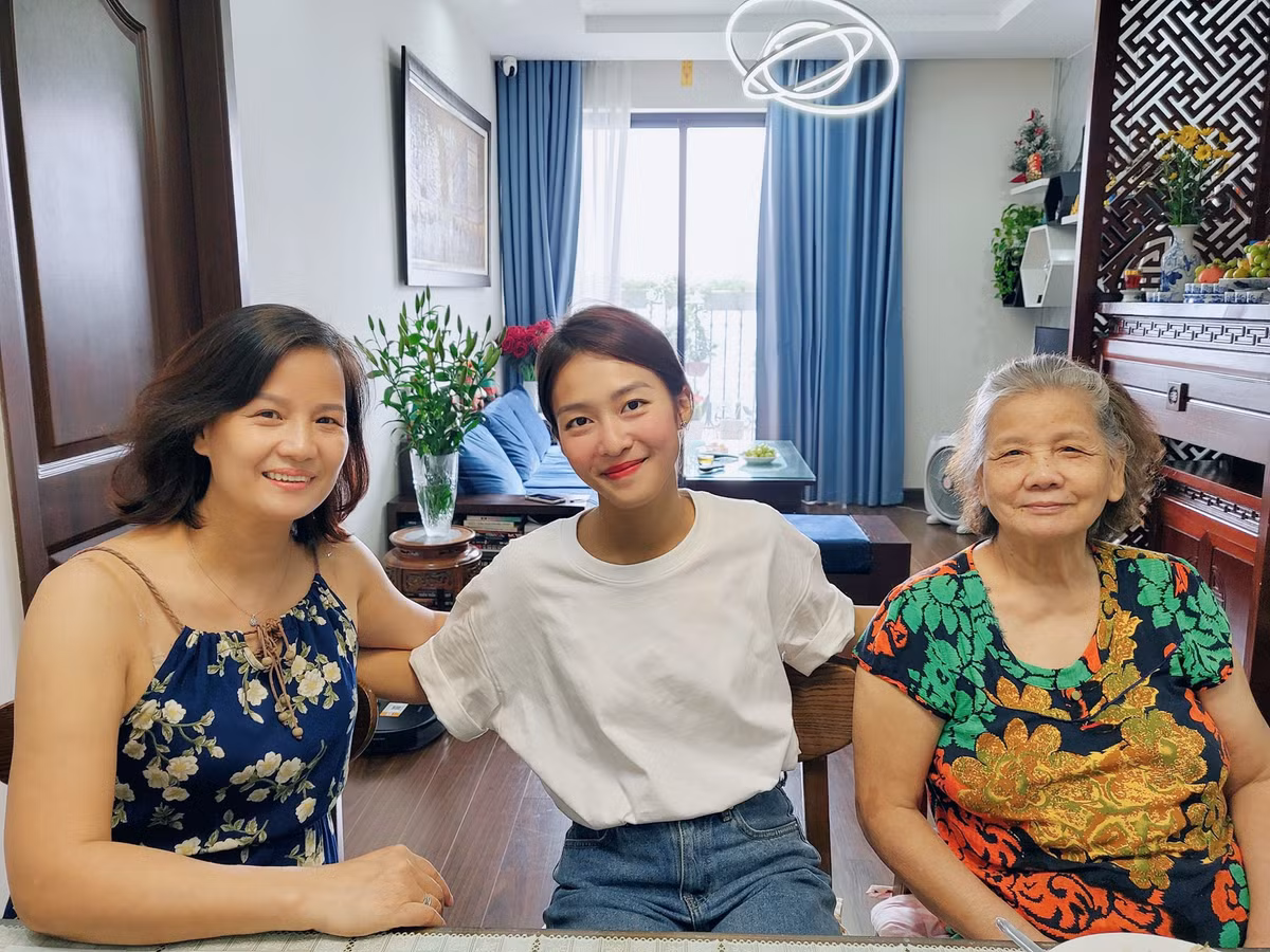 Sau khi đóng máy bộ phim "11 tháng 5 ngày", diễn viên Thanh Sơn khoe ảnh nữ chính Tuệ Nhi đến thăm nhà anh. Trong ảnh, Khả Ngân chụp cùng bà và mẹ của Thanh Sơn.