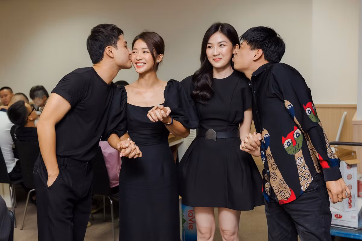 Hình ảnh Thanh Sơn - Khả Ngân trong tiệc đóng máy phim "11 tháng 5 ngày" cùng Lương Thanh - Trung Ruồi.