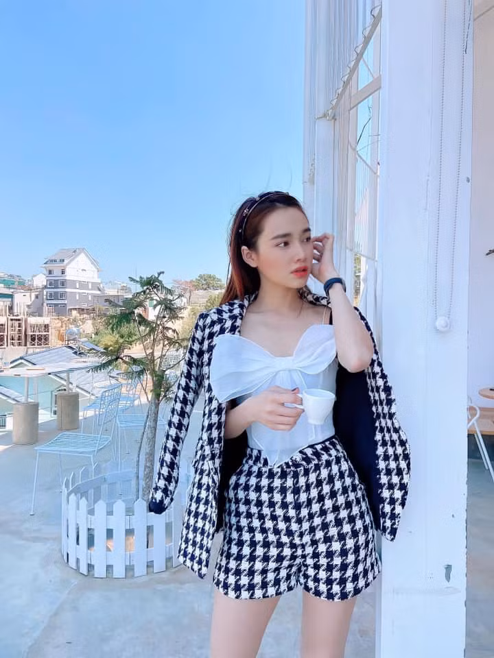 Tuy vậy, Trường Giang cho biết, những lần ca thán đều là nói cho vui. Thực chất anh tự nguyện để vợ quản lý kinh tế. "Chuyện tôi để vợ giữ tiền, tôi nghĩ là bình thường vì của chồng công vợ. Vợ giữ tiền thì cũng mua đồ lại cho mình, chứ không có gì cả. Hàng ngày tôi chẳng chi tiêu gì cả. Vợ tôi giữ tiền, tôi đi làm có một cô trợ lý do vợ tôi thuê về. Đi quay mà ăn uống gì là cô trợ lý đó sẽ trả tiền, chứ tôi không phải trả. Tôi không có cơ hội tiêu tiền vì đi làm từ sáng đến tối, chẳng tiêu gì hết".