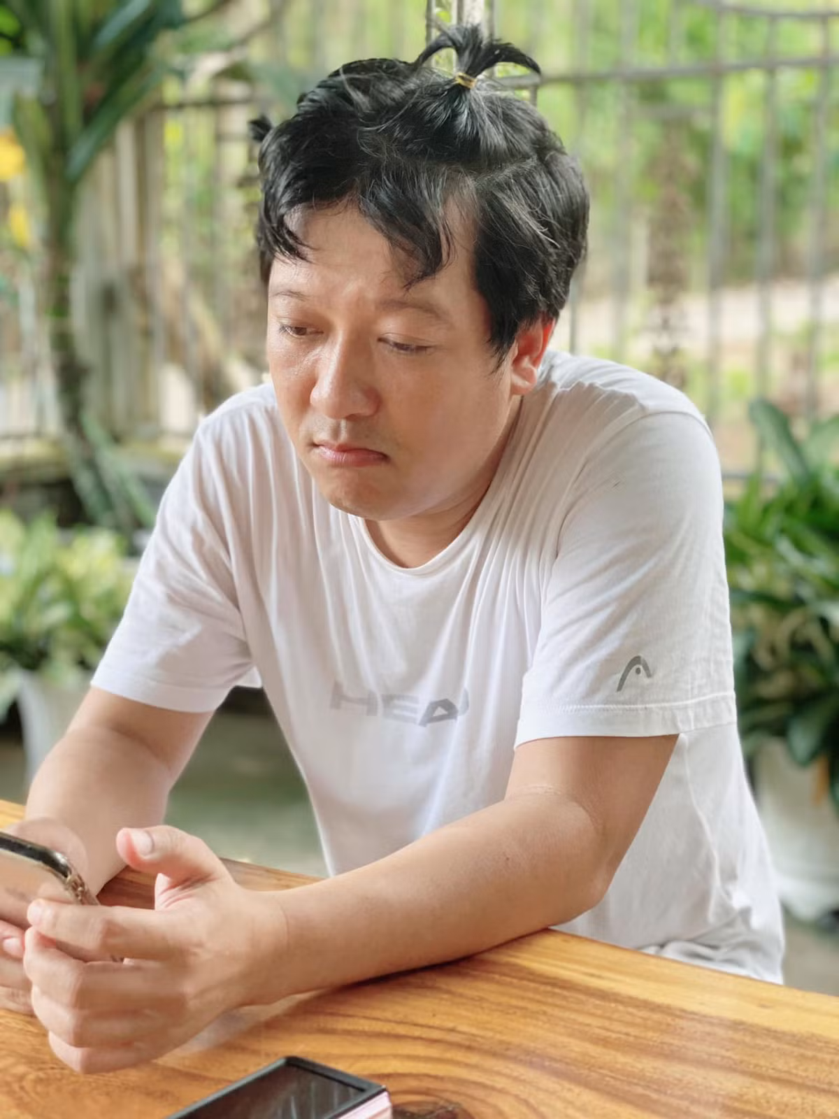 Ngoài công việc, Trường Giang dành thời gian chơi cùng cô con gái nhỏ và không ít lần bị "hành" tả tơi. Tuy vậy đây chính là hạnh phúc vô bờ của Mười Khó.