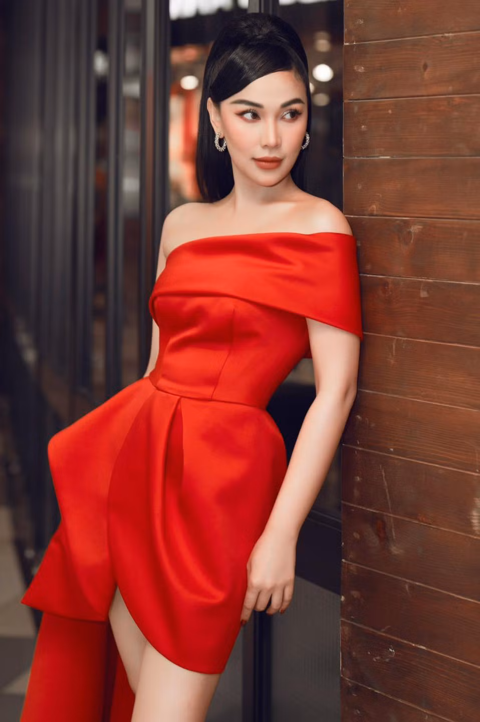 Đặc biệt, Quỳnh Thư còn vướng nghi vấn yêu chồng cũ của diễn viên Quỳnh Nga - người mẫu Doãn Tuấn. Cặp đôi lộ nhiều cử chỉ thân mật bên nhau như nắm tay, chỉnh áo.