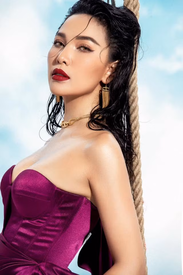 Quỳnh Thư được biết đến trong vai trò người mẫu. Chân dài còn lấn sân lĩnh vực điện ảnh và tham gia nhiều bộ phim như: Bão yêu thương, Một nửa yêu thương, Ngược dòng ký ức, Cô nàng bất đắc dĩ, Hoa mặt trời...