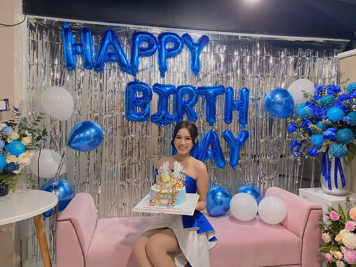 Đặc biệt, trong sinh nhật Đỗ Thị Hà, "bà trùm hoa hậu" đã chuẩn bị chiếc bánh kem hình vương miện tặng cô nàng với hy vọng Đỗ Hà sẽ đạt thành tích cao tại cuộc thi sắp tới.