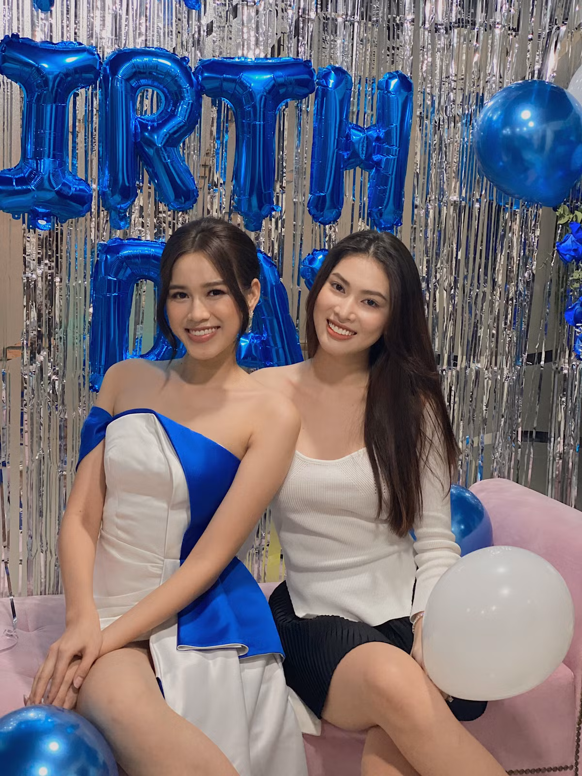Trước tình cảm của mọi người, Đỗ Hà vô cùng bất ngờ, xúc động. Cô chia sẻ: “Em bất ngờ và vui lắm ạ. Sau mấy tháng bị kẹt ngoài Hà Nội dù qua sinh nhật rồi, nhưng vào đây mọi người vẫn tổ chức sinh nhật muộn cho em. Em thật sự cảm ơn rất nhiều ạ. Cảm ơn chị Phạm Kim Dung và anh Hoàng Nhật Nam cũng như tất cả anh chị từ ê-kíp đã đạo diễn chương trình bất ngờ này cho em”.
