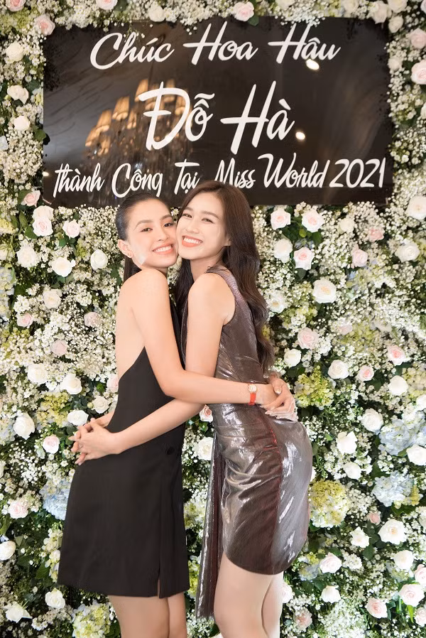 Cô chụp ảnh thân thiết bên Hoa hậu Tiểu Vy.
