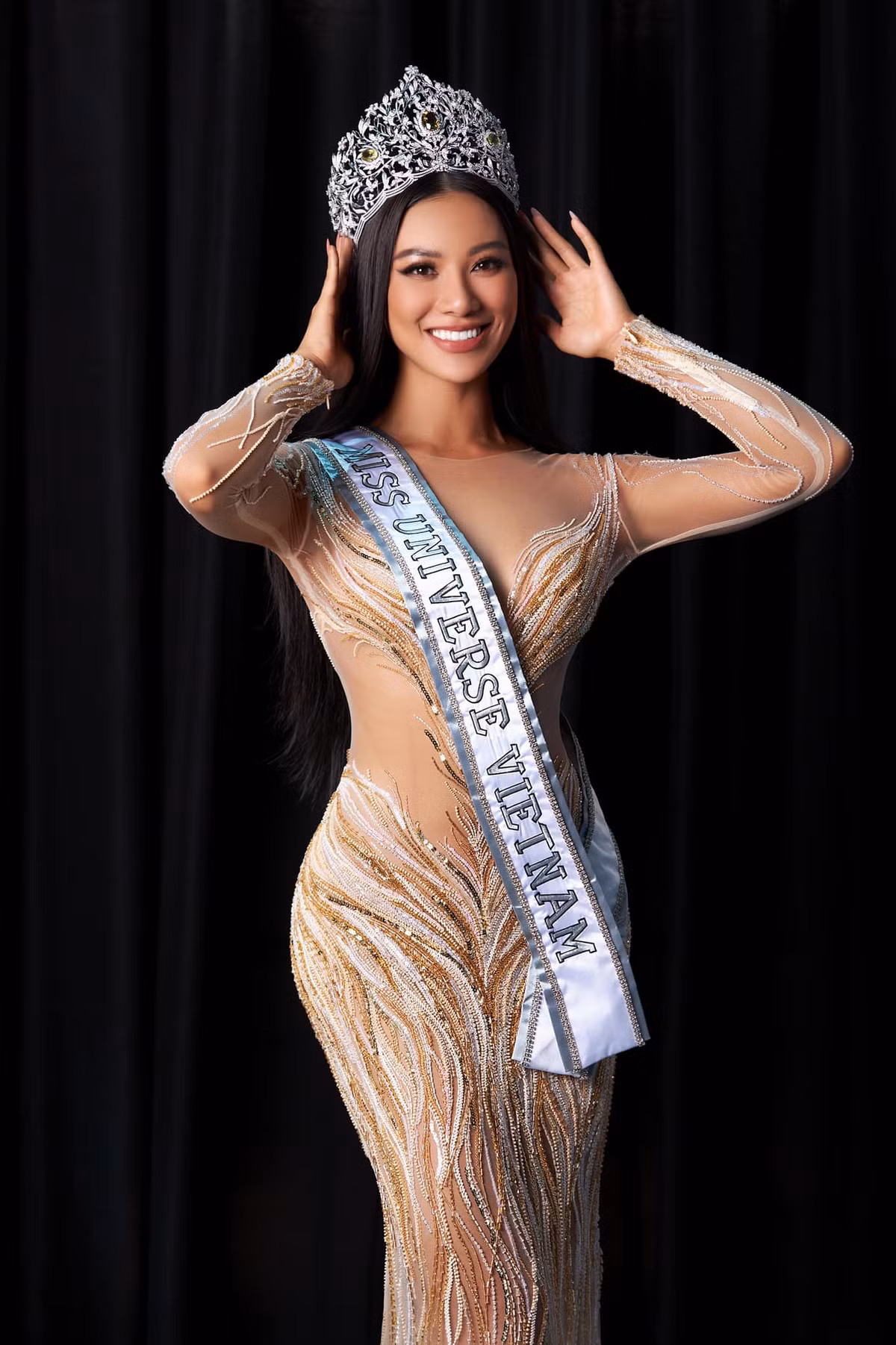 Tối 22/11, tập 5 Road To Miss Universe của Á hậu Kim Duyên chính thức lên sóng. Trong tập này, Kim Duyên trở về thăm trường cũ - Đại học Nam Cần Thơ. Tại đây người đẹp đã được minh oan nghi vấn nợ 43 tín chỉ trong quá trình học tại trường.