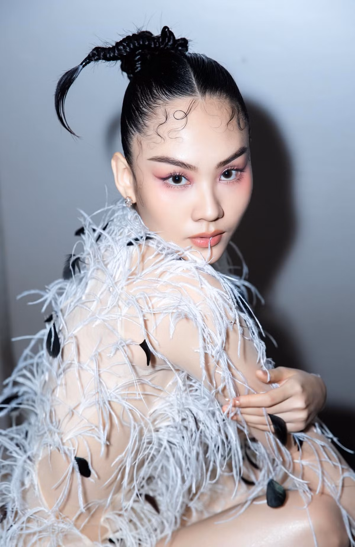 Danh tính cô gái xinh đẹp này khiến nhiều người tò mò. Cô tên Huỳnh Nguyễn Mai Phương, sinh năm 1999, kém Đức Huy 24 tuổi.