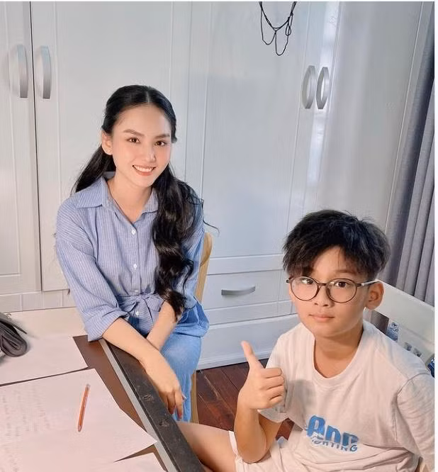 Mới đây, doanh nhân Đức Huy - chồng cũ Lệ Quyên gây chú ý khi đăng ảnh con trai Bo bên một cô gái xinh đẹp kèm dòng trạng thái: "Cô giáo nói học sinh này thông minh nhưng không tập trung lắm".