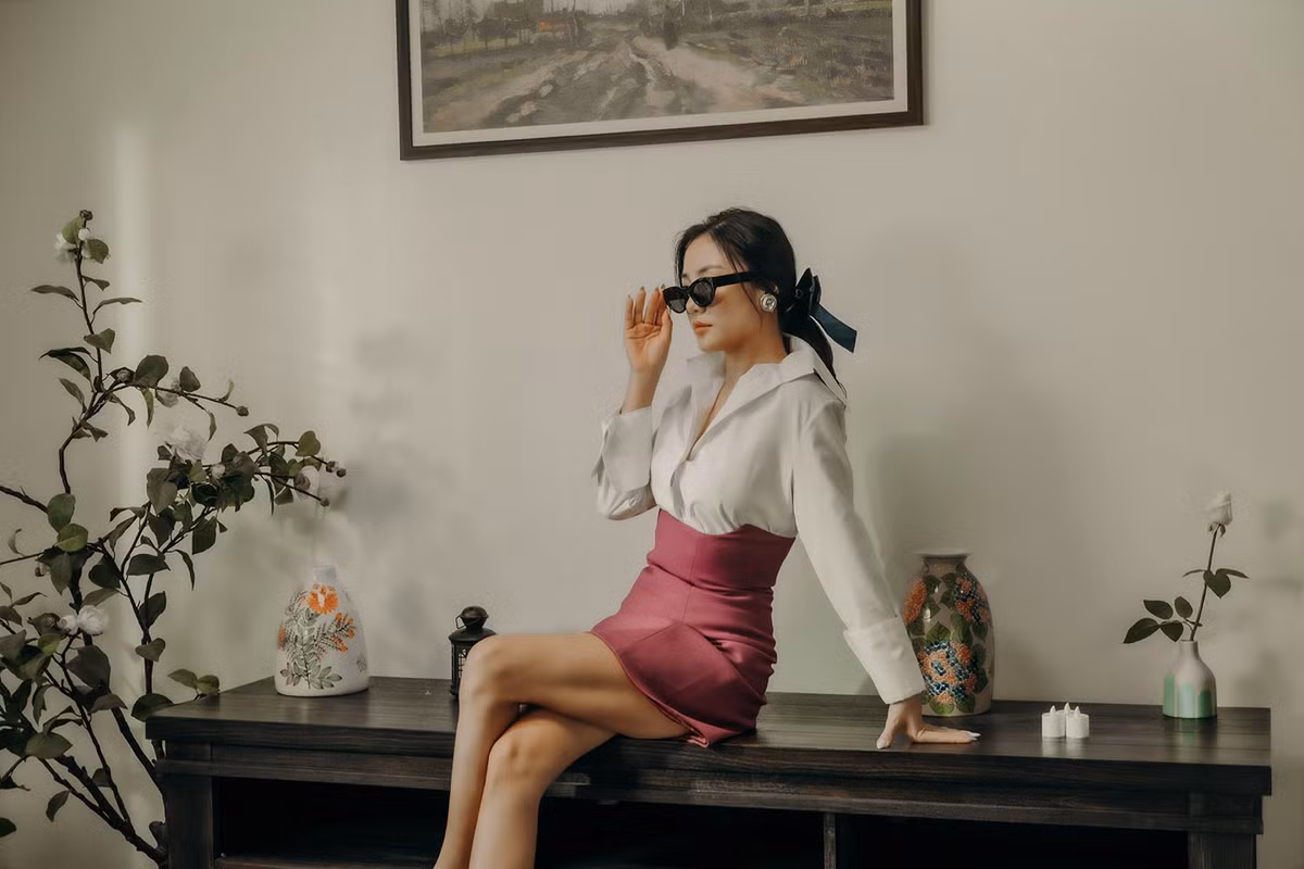 Tối 27/12, Văn Mai Hương chính thức giới thiệu MV "Let's talk about love". Trước đó, sản phẩm âm nhạc của nữ ca sĩ kết hợp với nhạc sĩ Châu Đăng Khoa, rapper Blacka đã trình làng bản audio vào đúng dịp Giáng sinh và nhận được sự yêu thích của khán giả hâm mộ.