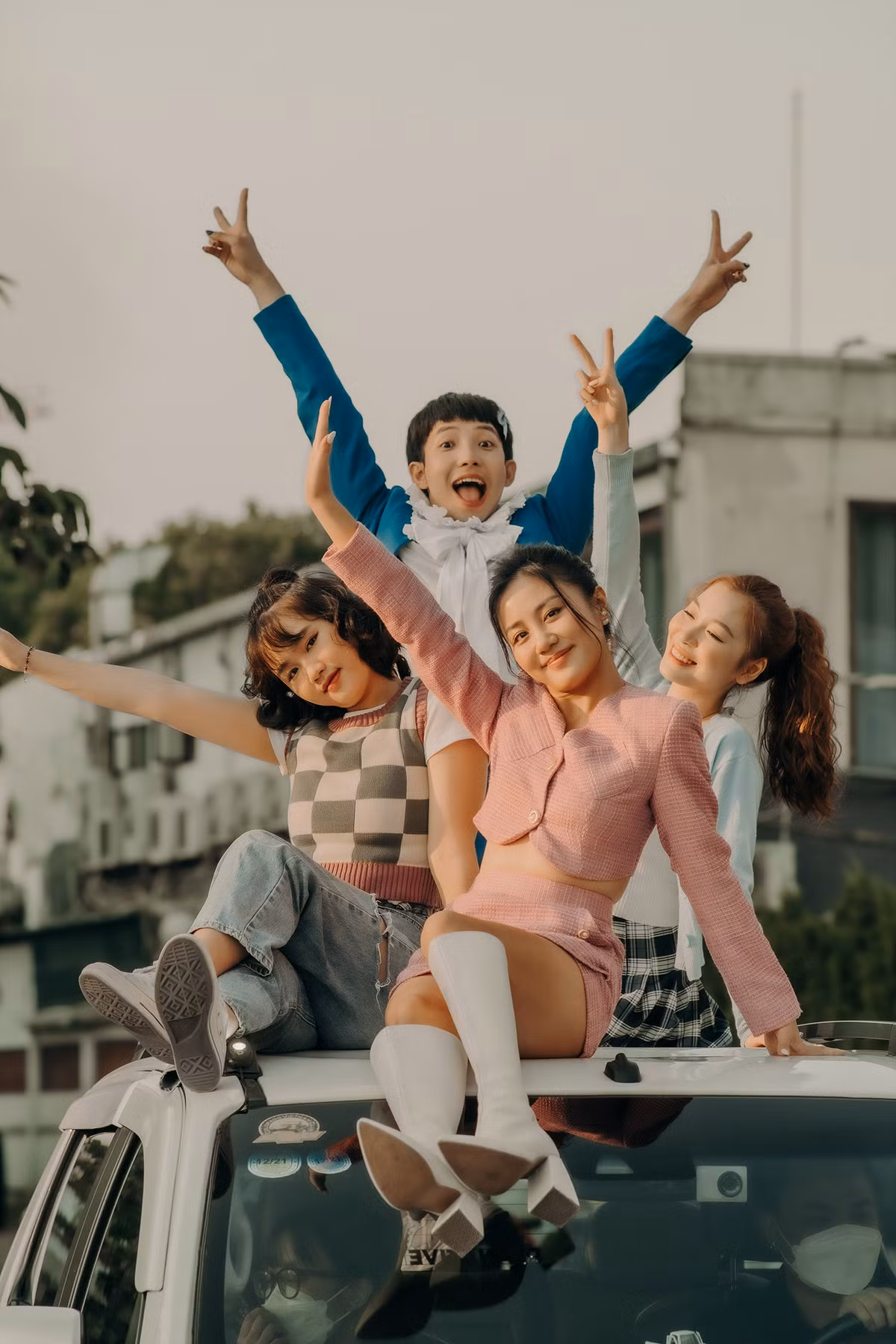 Nhờ sự động viên và trợ giúp của hội bạn đều đang độc thân, cô gái “ế” lâu năm dần trở nên mạnh dạn, suy nghĩ tích cực và sống vui vẻ hơn.