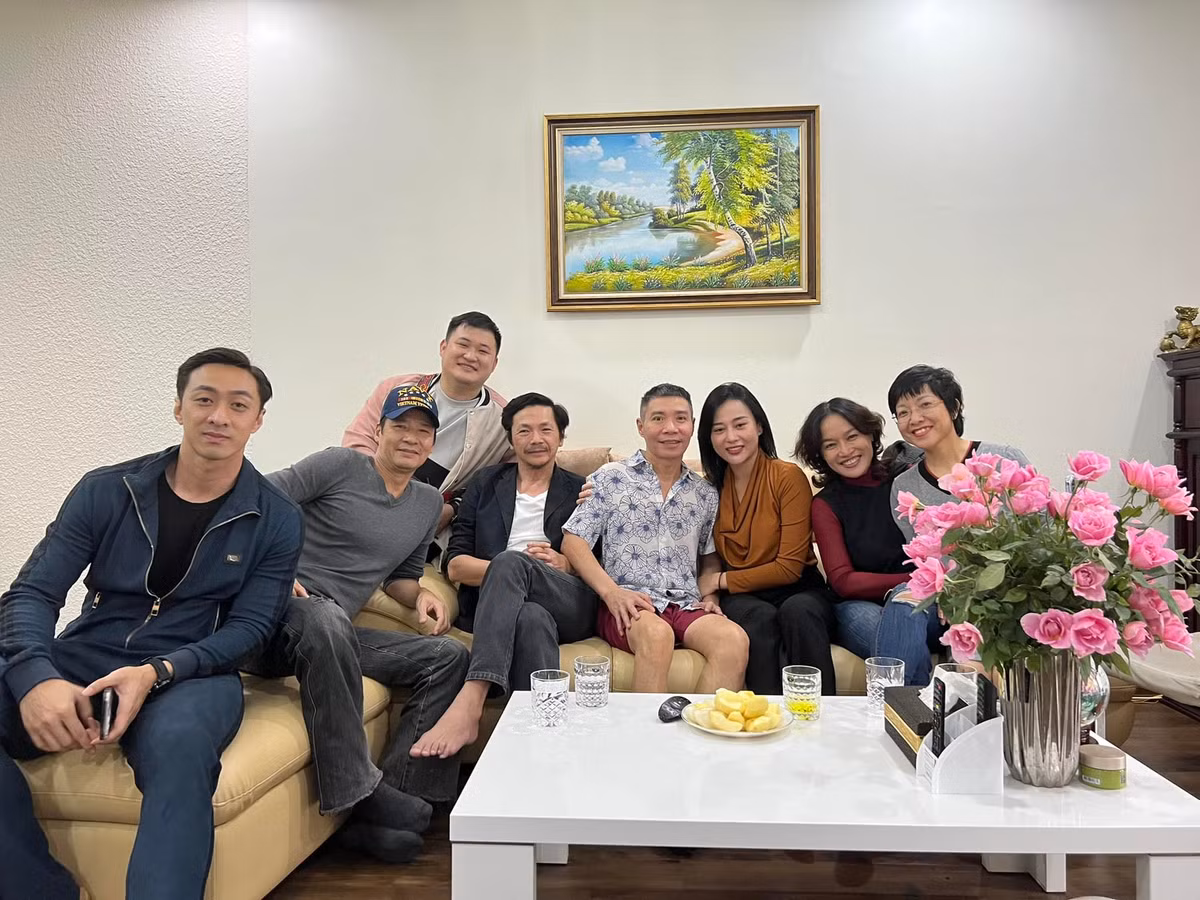 Hình ảnh nghệ sĩ Công Lý cách đây ít ngày. Anh vui vẻ khi được dàn diễn viên "Hương vị tình thân", các đồng nghiệp và MC Thảo Vân đến thăm.