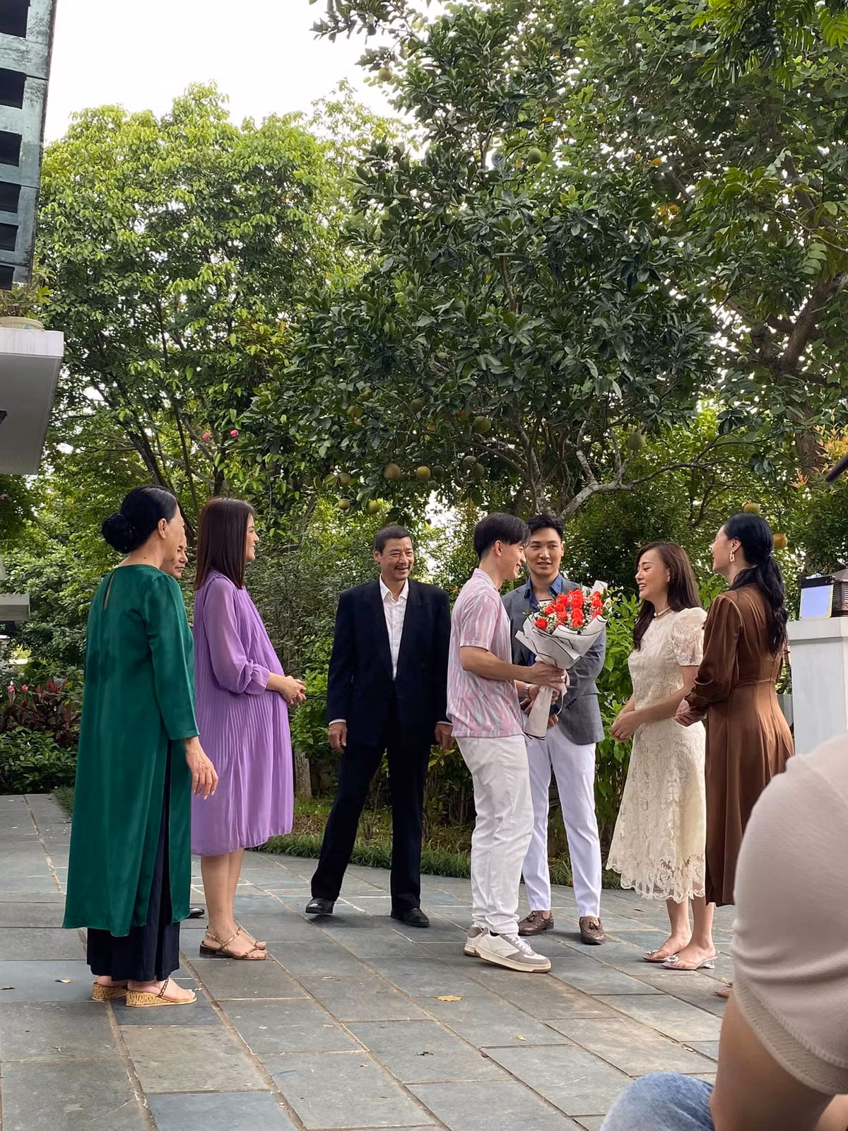 "Cảm ơn gia đình 'Hương vị tình thân' đã cho tất cả chúng ta có những trải nghiệm cảm xúc hỉ nộ ái ố... Cuối cùng vẫn chỉ có tình cảm gia đình là thứ tình yêu vô điều kiện duy nhất trong cuộc đời mỗi con người. Gia đình là chốn bình yên nhất trong cuộc sống này. Bạn thất bại, xã hội có thể ruồng bỏ bạn, thế nhưng gia đình có thể sẵn sàng mở rộng cánh cửa để chào đón bạn về, cho dù bạn đã mắc phải bao nhiêu lỗi lầm", "bà Xuân" bày tỏ.