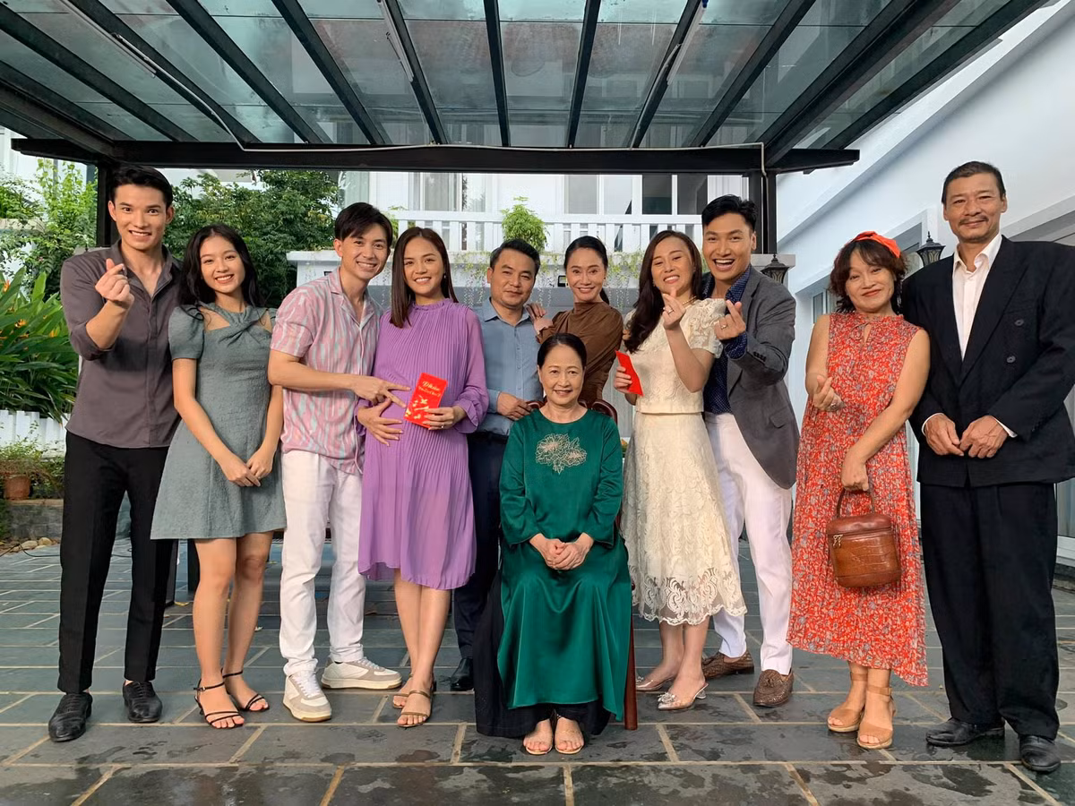 Tối 27/10, tập cuối phim " Hương vị tình thân" đã lên sóng mang đến nhiều cảm xúc cho khán giả. Sau những sóng gió, phim kết thúc có hậu khi mọi ân oán được giải quyết, Nam trở về trong vòng tay yêu thương của gia đình chồng.
