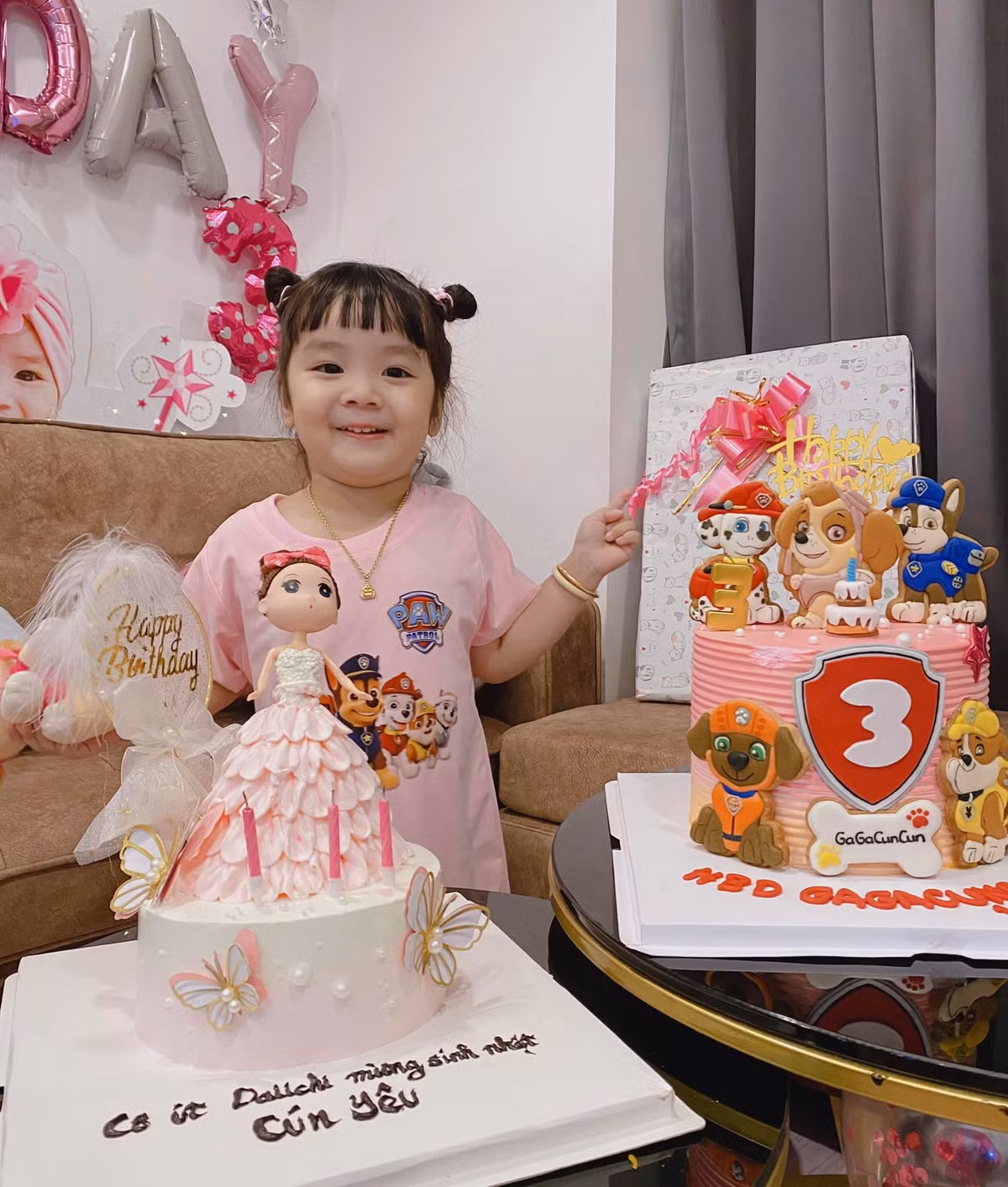 Trước đó, Bảo Ngọc gửi lời chúc ngọt ngào đến cô công chúa nhỏ: "Mong con sẽ luôn là cô bé đáng yêu, thông minh, ngoan ngoãn. Chúc con sẽ lớn lên thật tốt trong sự che chở của Mami và cả nhà. Chúc con sẽ luôn vui vẻ, hạnh phúc và sống một đời an yên. Tuổi lên 3 thiệt vui con nhé. Cả nhà yêu con nhiều lắm".