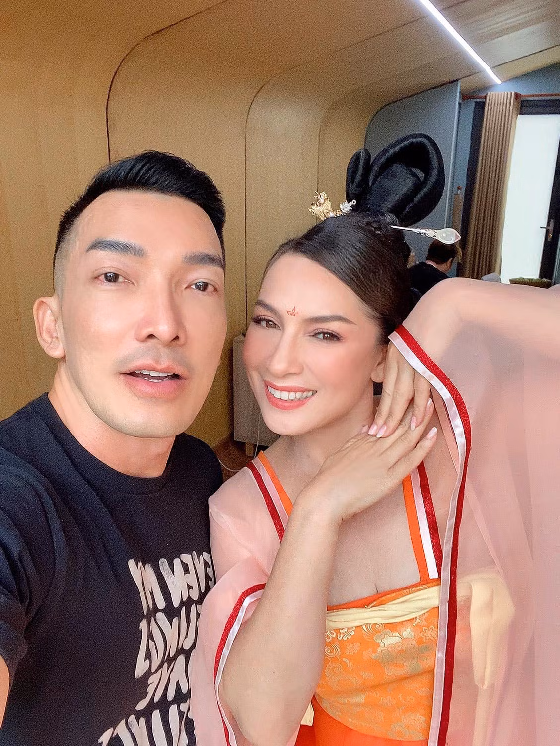 Trong lễ cầu siêu, Thượng toạ Thích Đức Thiện gửi lời chia buồn và trao tặng bằng tuyên dương công đức, những đóng góp cho nữ ca sĩ mang pháp danh Tịnh Bình.