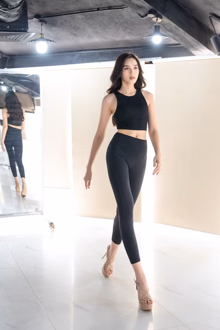 Dù có phần trắc trở trong công đoạn chuẩn bị cho cuộc thi vì ảnh hưởng bởi dịch bệnh, Đỗ Hà vẫn ráo riết tập luyện catwalk trong thời gian giãn cách tại Hà Nội.