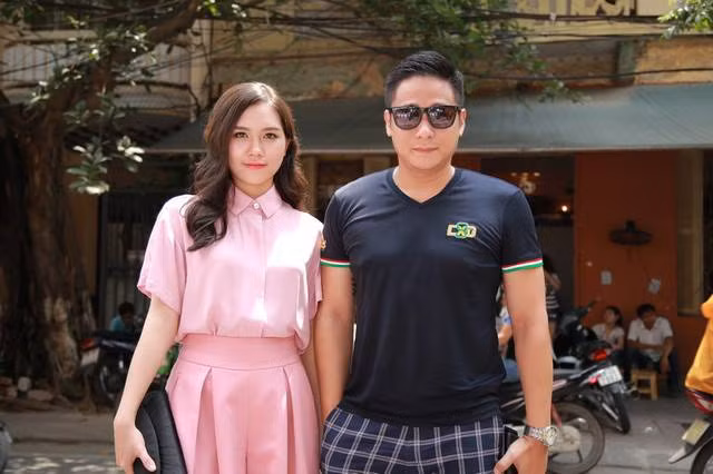Theo đó, nam diễn viên từng chia sẻ: "Ngày đầu tiên vợ tôi làm dâu, mẹ tôi bảo vợ tôi: 'Nhà mình chẳng có gì đâu, con cố gắng 5h sáng xuống bóp chân cho mẹ rồi chuẩn bị nấu bữa sáng cho mẹ ăn. Vợ tôi hỏi lại: 'Mẹ ơi mấy giờ hả mẹ?' Mẹ tôi nói: '5 giờ con ạ'. Bố mẹ tôi là người xưa, giữ phép nhà rất nghiêm, ăn bữa sáng như bữa chính trong ngày. Còn vợ tôi 9X, thế mà cô ấy không cãi lại mà lễ phép bảo: "Vâng ạ, con sẽ cố gắng".